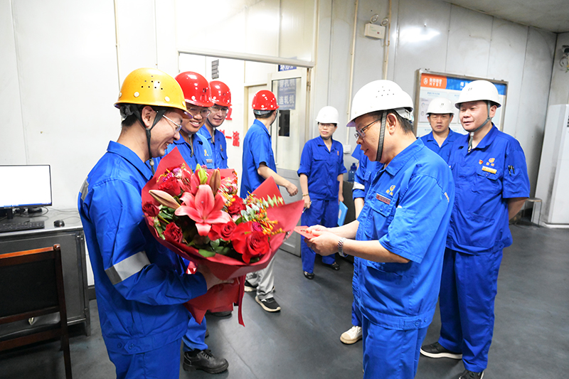 迎“七一”送溫暖 傳真情頌黨恩